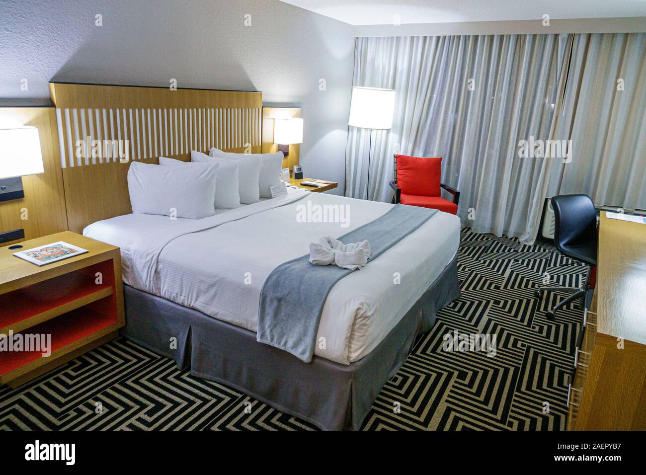 Orlando Florida,Wyndham Orlando Resort International Drive,hotel hotel hotel hotel alloggio motel,camera,letto king size,cuscini,biancheria da letto,contemporaneo Foto Stock