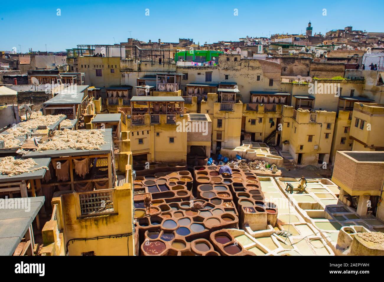 Fes, Marocco. Città vecchia panorama,concerie e serbatoi con vernice di colore per la pelle. Marocco Foto Stock