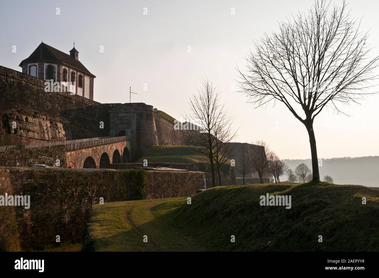Vista della cittadella di Bitche e cappella di sera, Moselle (57), il Grand regione Est, Francia. Foto Stock