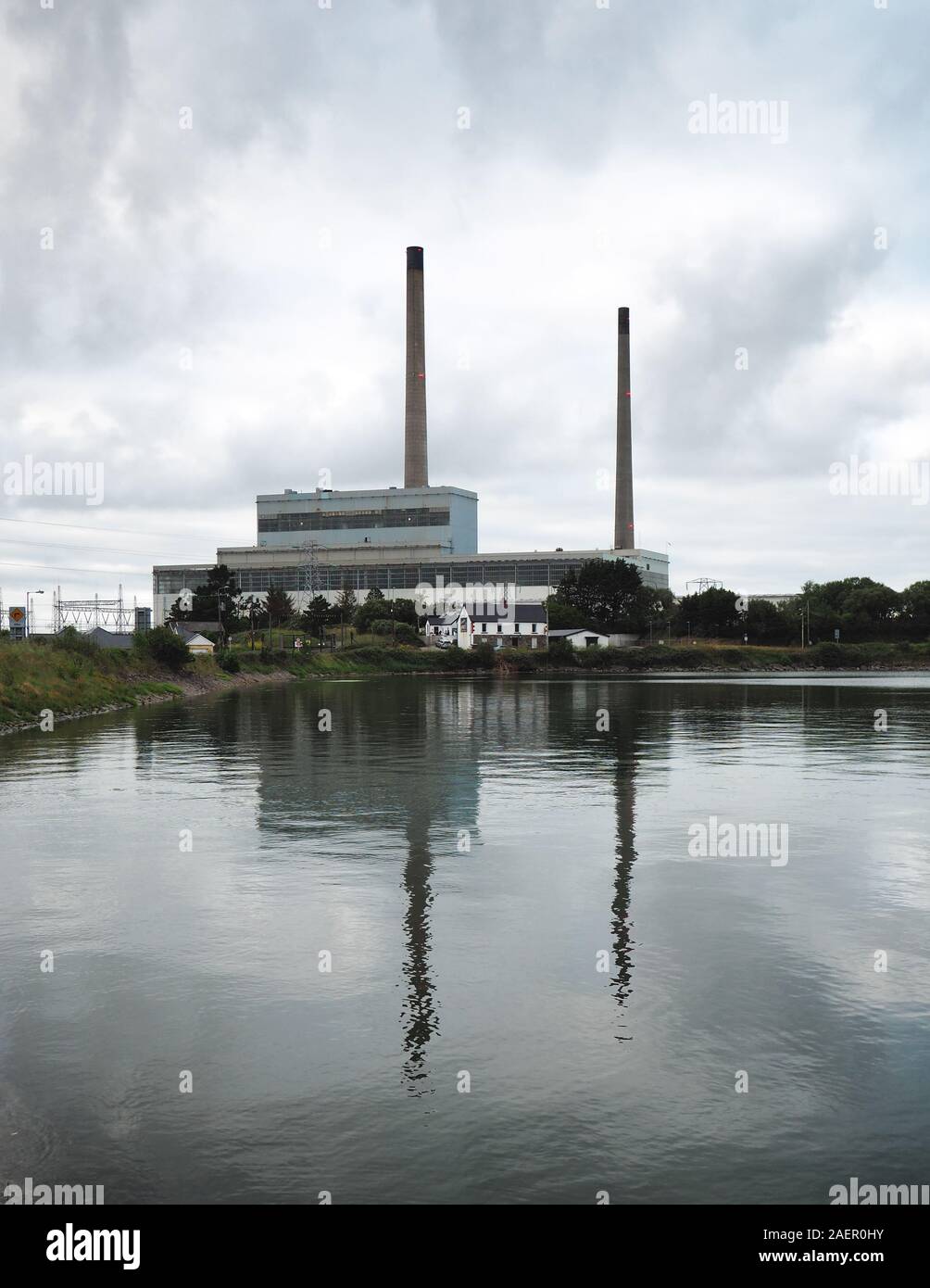 Tarbert Power Station con la riflessione. Tarbert, nella contea di Kerry, Irlanda Foto Stock