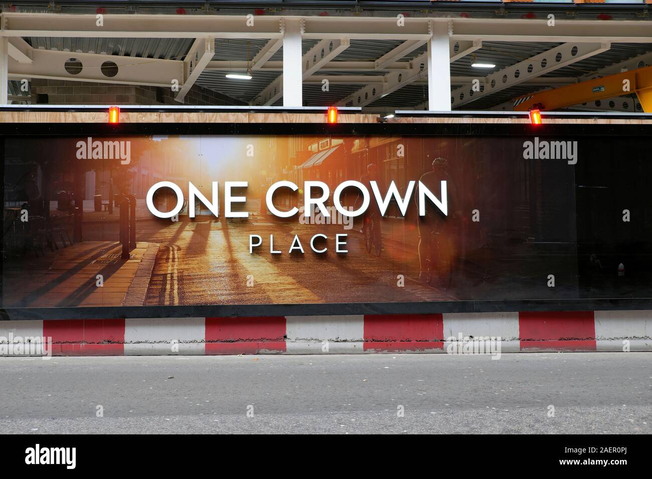 Una corona luogo alto edificio sito in costruzione sign on accaparramento di costruzione nella città di Londra Inghilterra KATHY DEWITT Foto Stock