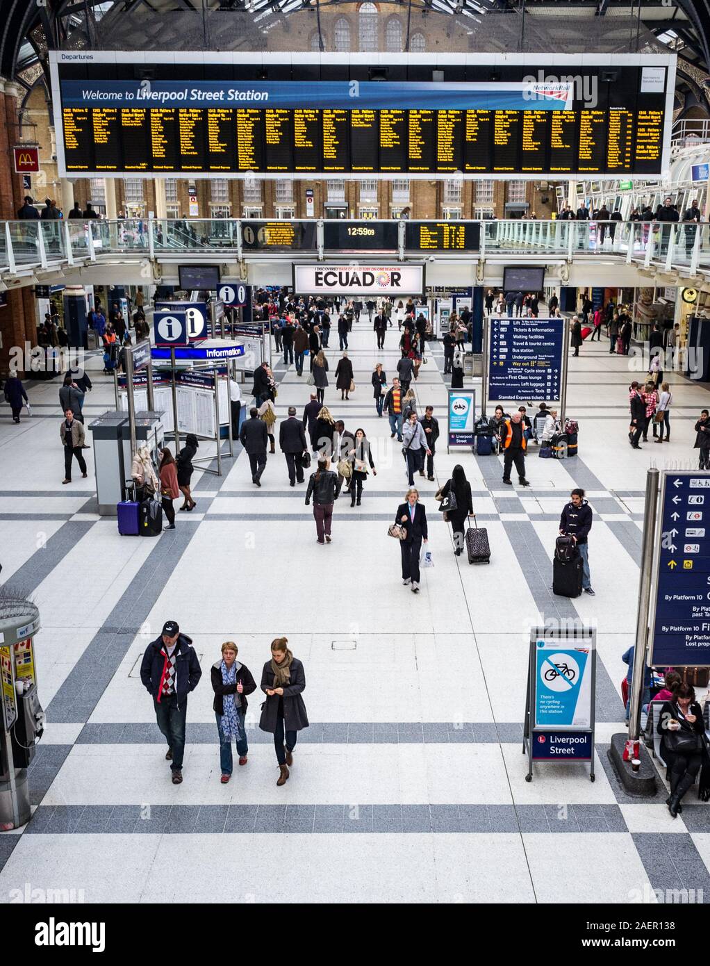 LONDON, Regno Unito - 9 November 2011: Liverpool Street Station. Una vista in elevazione del concourse alla stazione ferroviaria della città finanziaria distretto. Foto Stock