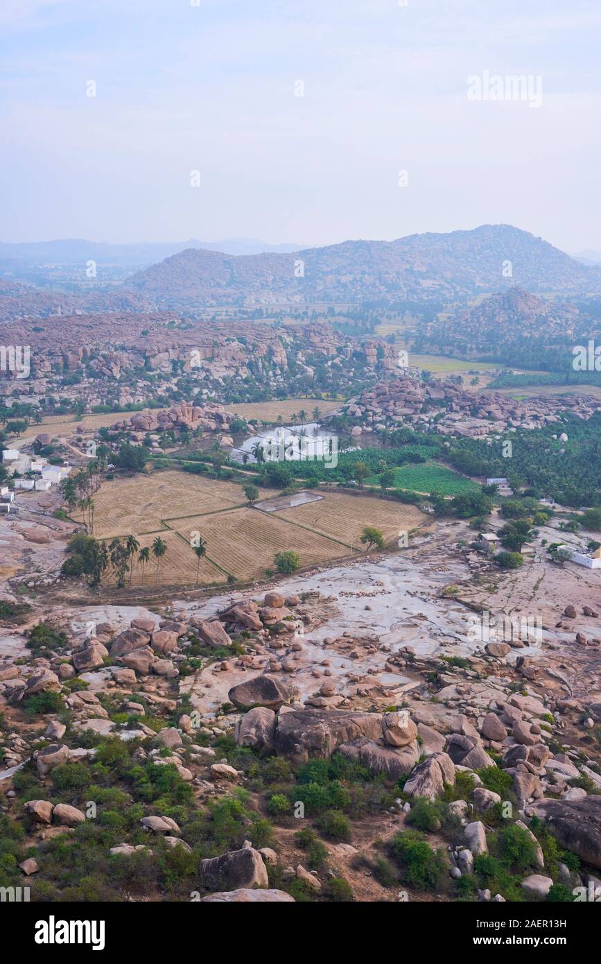 Una veduta aerea di Hampi e campi di allevamento Foto Stock
