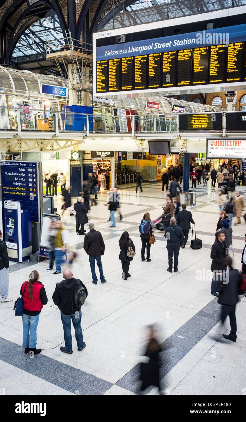 LONDON, Regno Unito - 17 novembre 2011: Liverpool Street Station. Una vista in elevazione del concourse alla stazione ferroviaria della città finanziaria distretto. Foto Stock