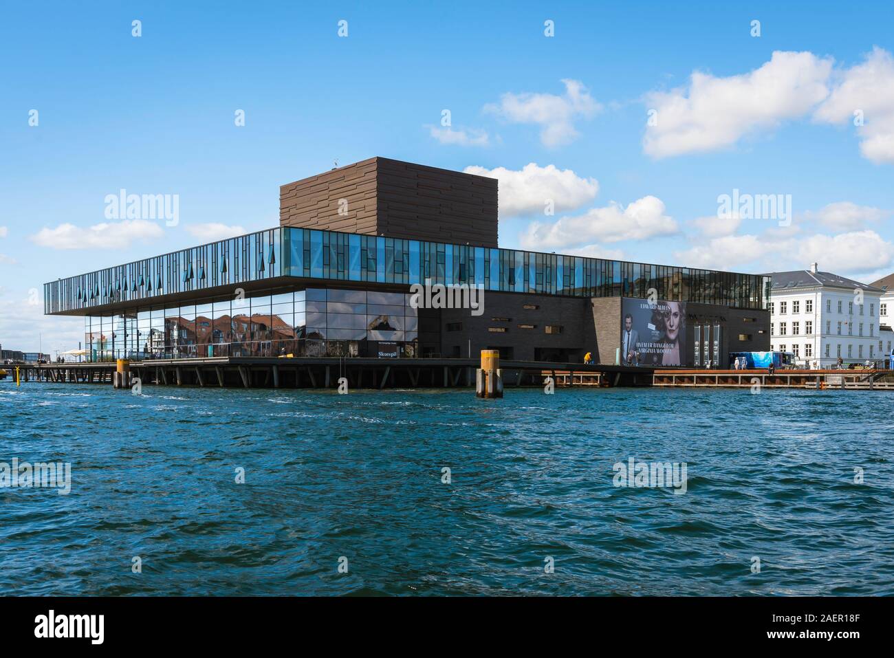 Royal Danish Playhouse, waterfront vista del Danish Royal Theatre edificio (Skuespilhuset) situato in Frederiksstaden, centrale di Copenhagen, Danimarca. Foto Stock