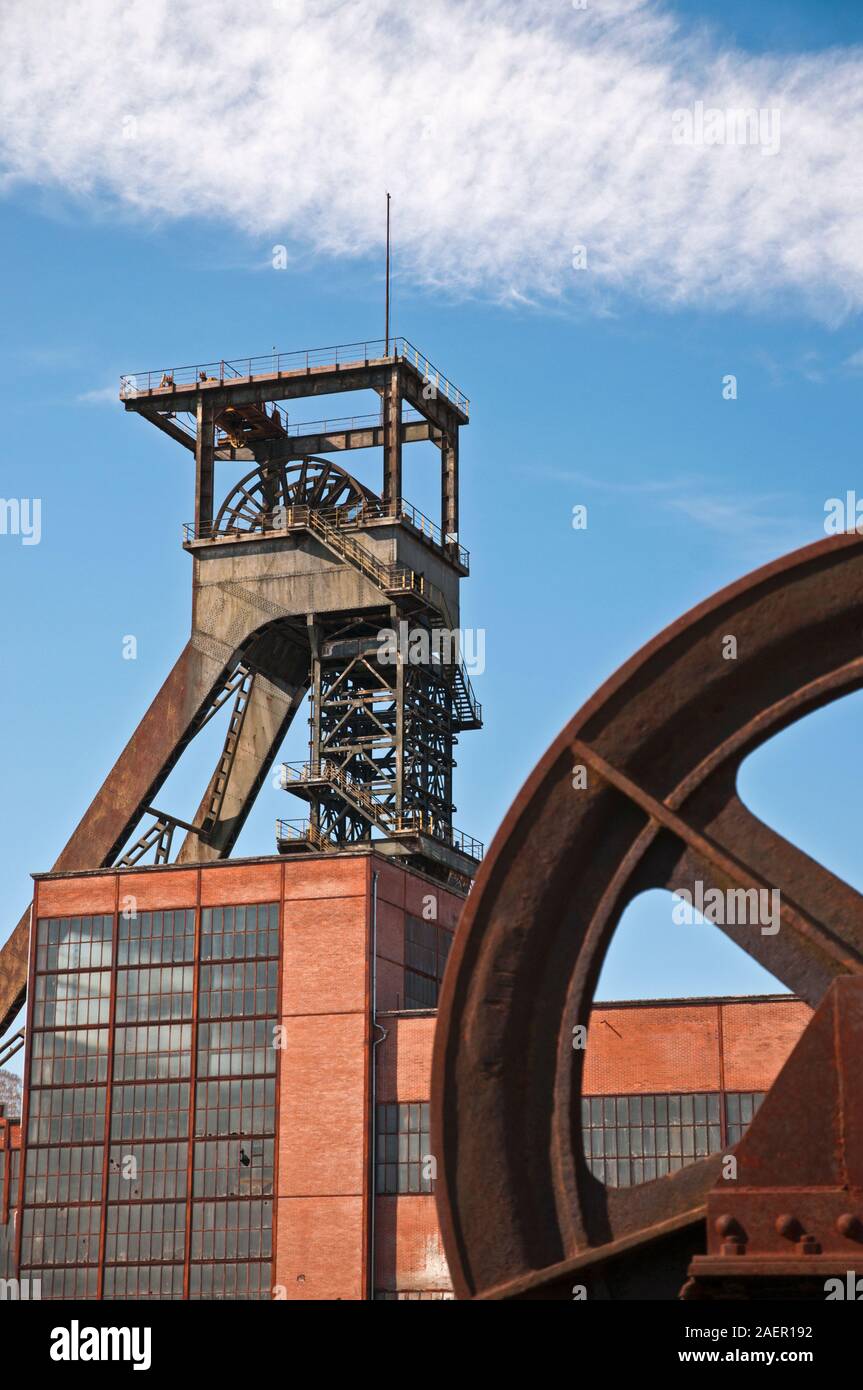 Vecchia miniera torre dell'albero e la ruota, la miniera museo Wendel, Moselle (57), il Grand regione Est, Francia Foto Stock