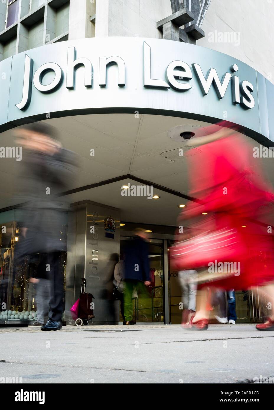 LONDON, Regno Unito - 23 novembre 2011: gli acquirenti sfocata oltrepassando il negozio di fronte a John Lewis department store in London Oxford Street. Foto Stock