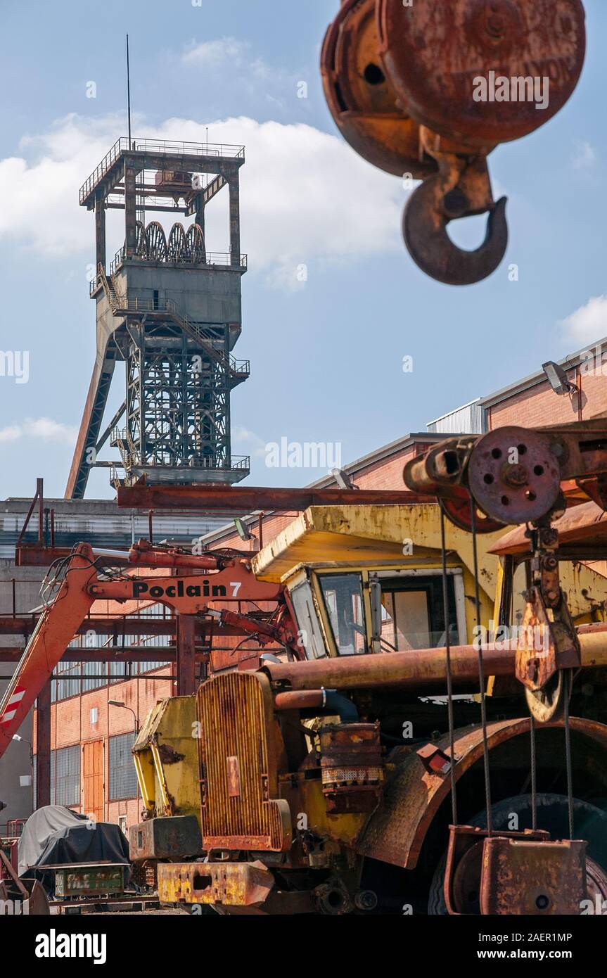 Vecchia miniera albero con torre arrugginita attrezzature minerarie, veicoli e gru, la miniera museo Wendel, Moselle (57), Francia Foto Stock