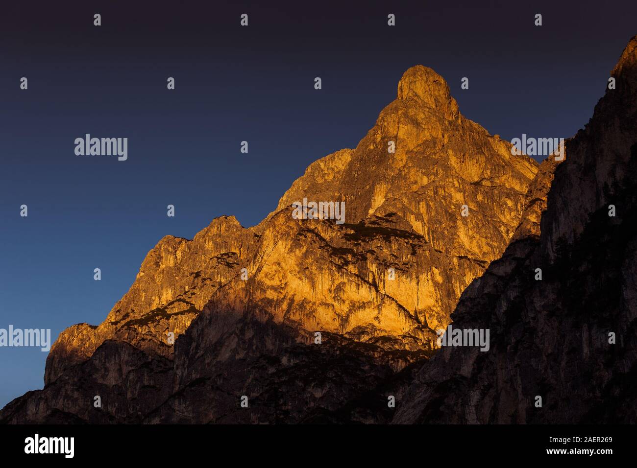 Bel tramonto sopra le cime dolomitiche che si affaccia sul lago di Braies Foto Stock