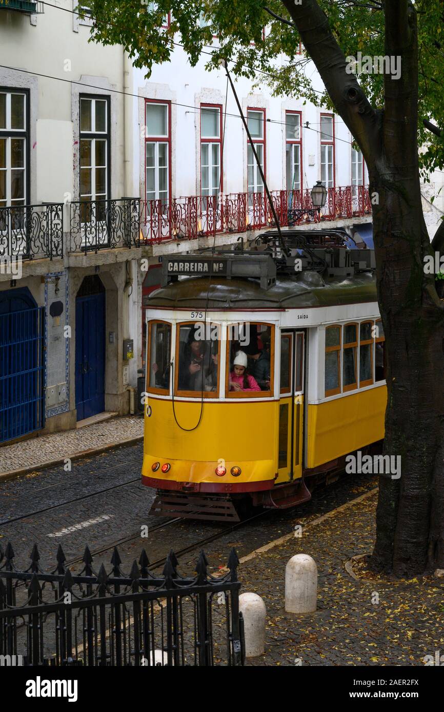 Cavo auto sulla strada, Lisbona, Santo Antonio chiesa, regione Lisboa, Portogallo Foto Stock