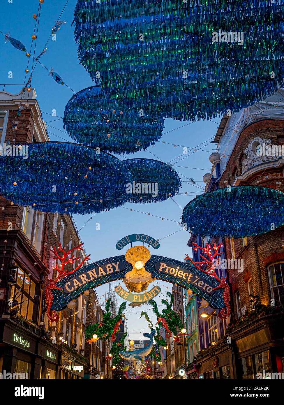 Carnaby Street le luci di Natale 2019 In collaborazione con ocean conservazione della carità di Project Zero consistente di teatrale scene di subacquea e mare Foto Stock