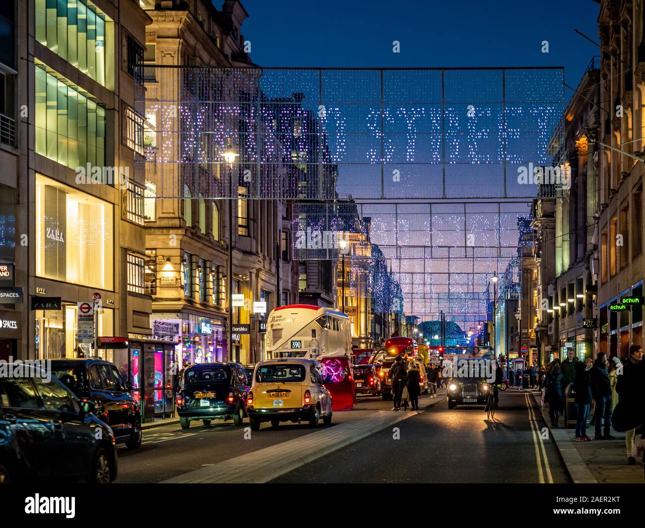 Le luci di Natale a Oxford Street, Londra con gli acquirenti. Foto Stock
