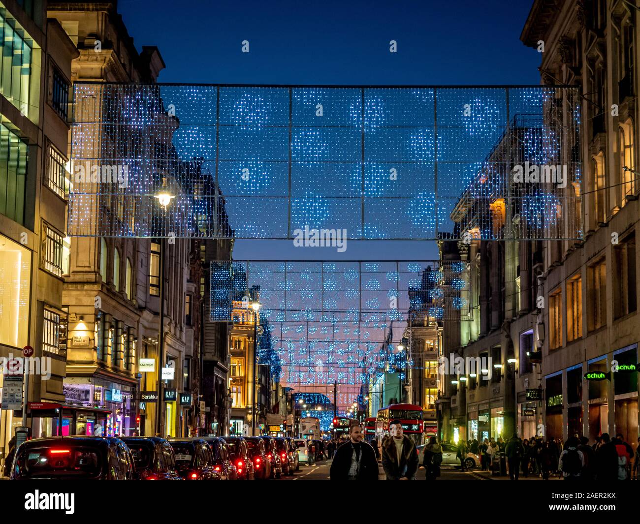 Le luci di Natale a Oxford Street, Londra con gli acquirenti. Foto Stock