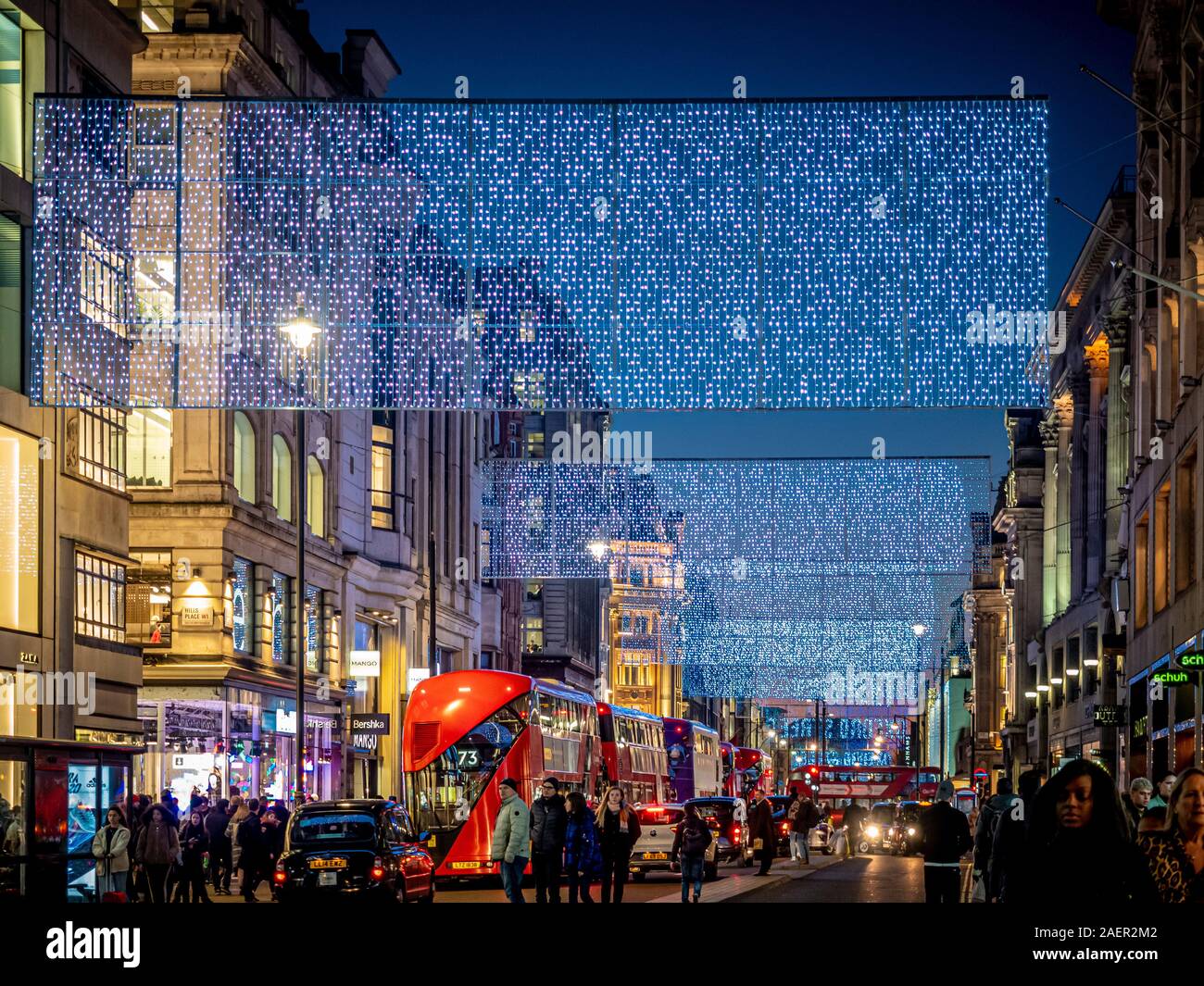 Le luci di Natale a Oxford Street, Londra con gli acquirenti. Foto Stock