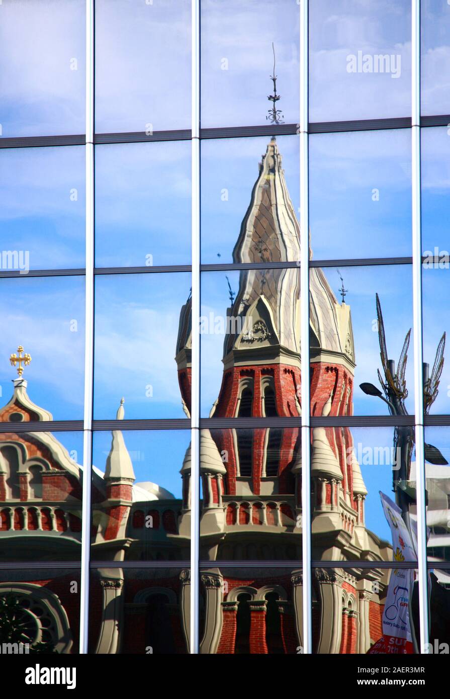 Immagine riflessa della guglia della chiesa attraverso il vetro grattacielo Perth Western Australia Foto Stock