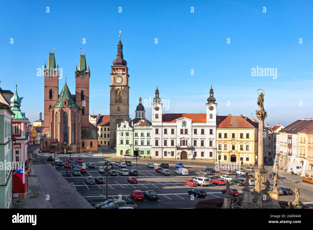 Hradec Kralove, Cechia. Vista della piazza del mercato con una cattedrale dello Spirito Santo e la torre bianca Foto Stock