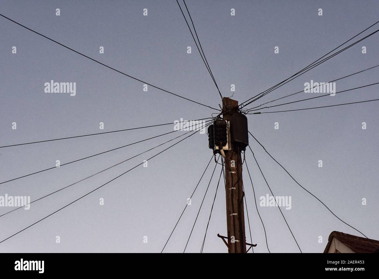 Connessioni di fibre ottiche per la casa sono ora visibili sulla parte superiore dei pali del telegrafo, Twickenham, Inghilterra Foto Stock