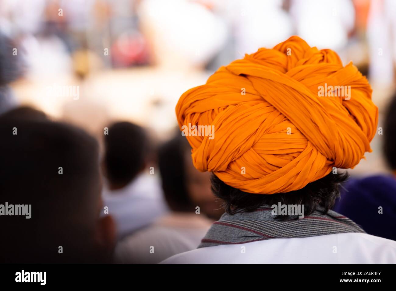 Safa colorati(turbante) di Rajasthani uomo nella folla Foto Stock