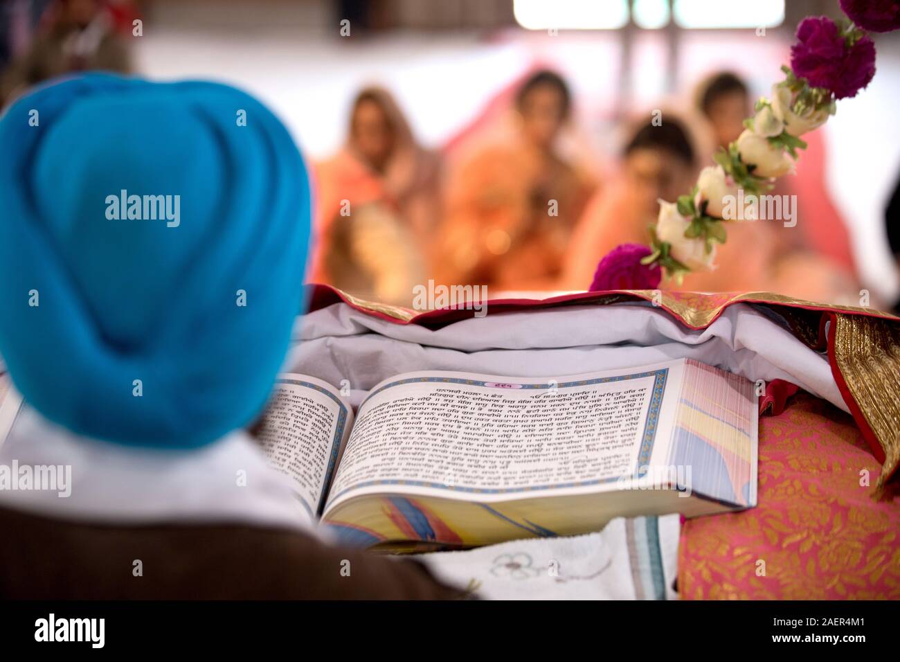 La religione sikh . Shri Guru Granth Sahib g. Tenere premuto libro del sikhismo. Foto Stock