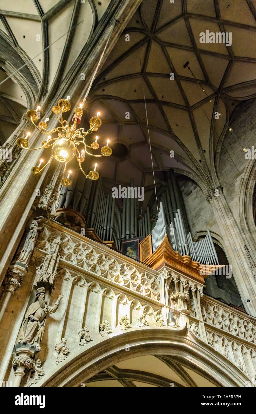 Vista interna di Stephansdom St la cattedrale di Santo Stefano. Tubi di chiesa. Foto Stock
