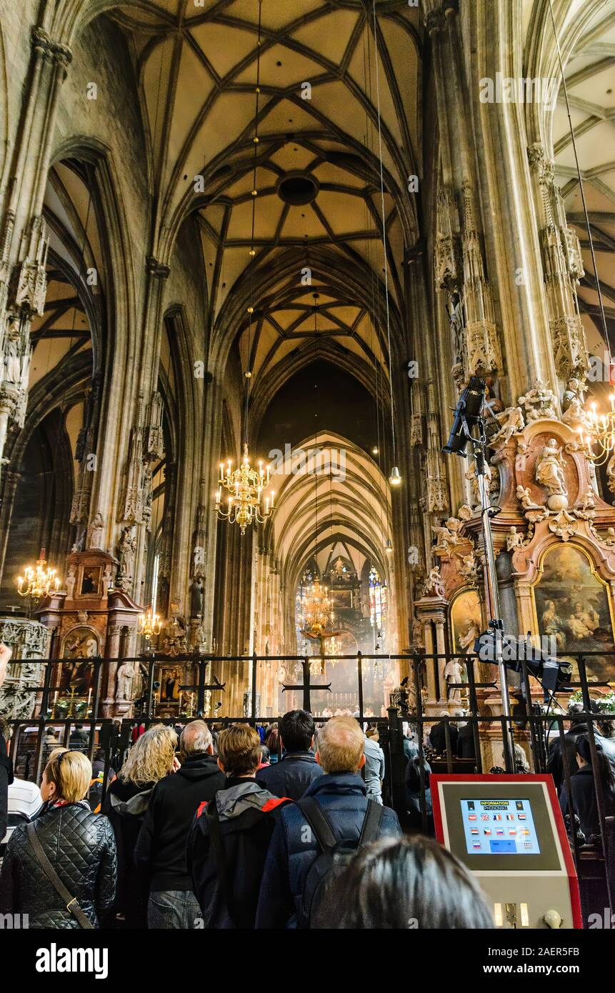 Vista interna di Stephansdom St la cattedrale di Santo Stefano. Chiesa piena di turisti durante una massa. Foto Stock