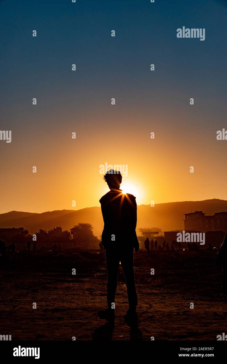 Una silhouette uomo con Sun in background Foto Stock