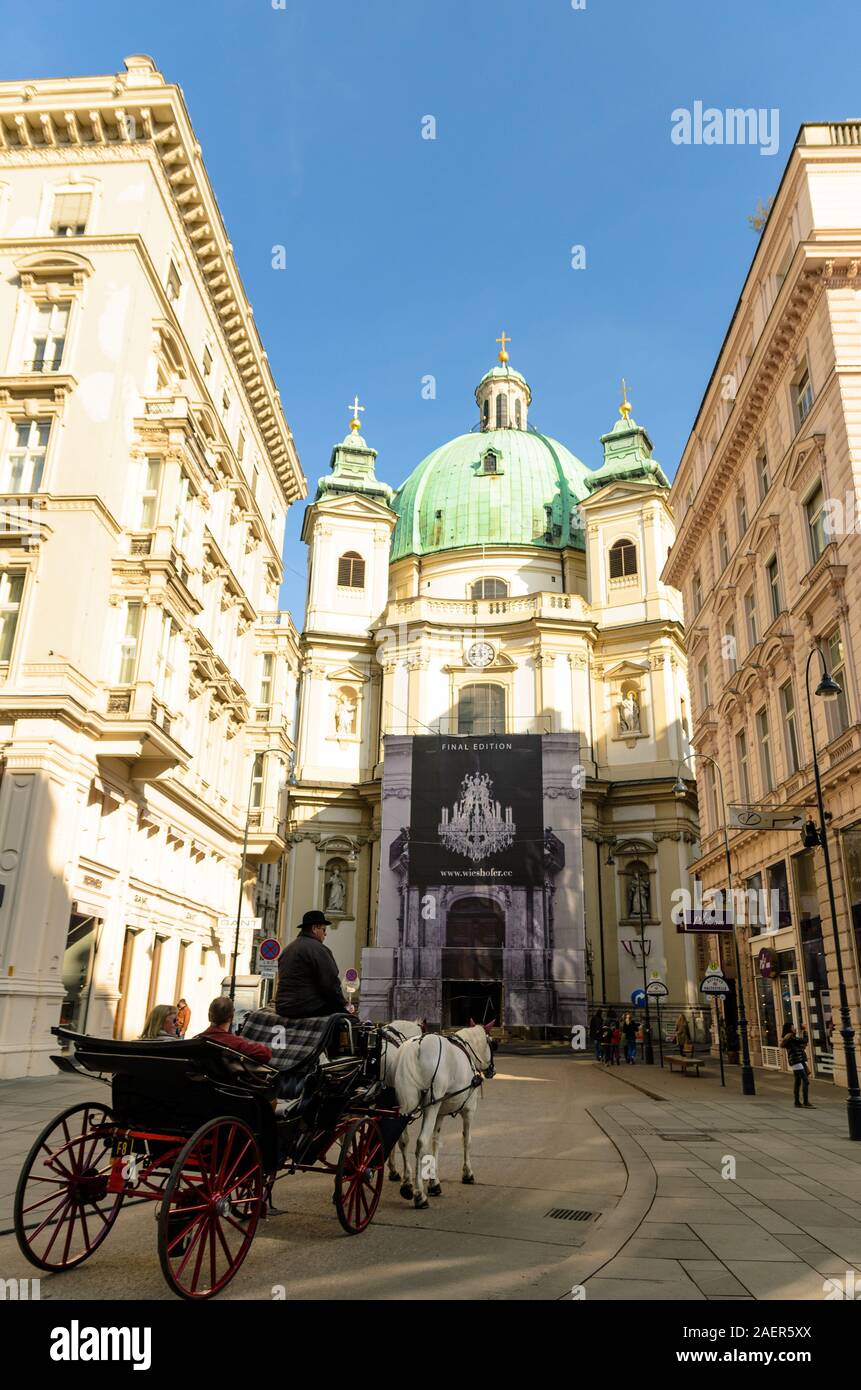 Peterskirche San Pietro Cavallo e tour in carrozza sulla strada della città vecchia. Meta turistica. Foto Stock
