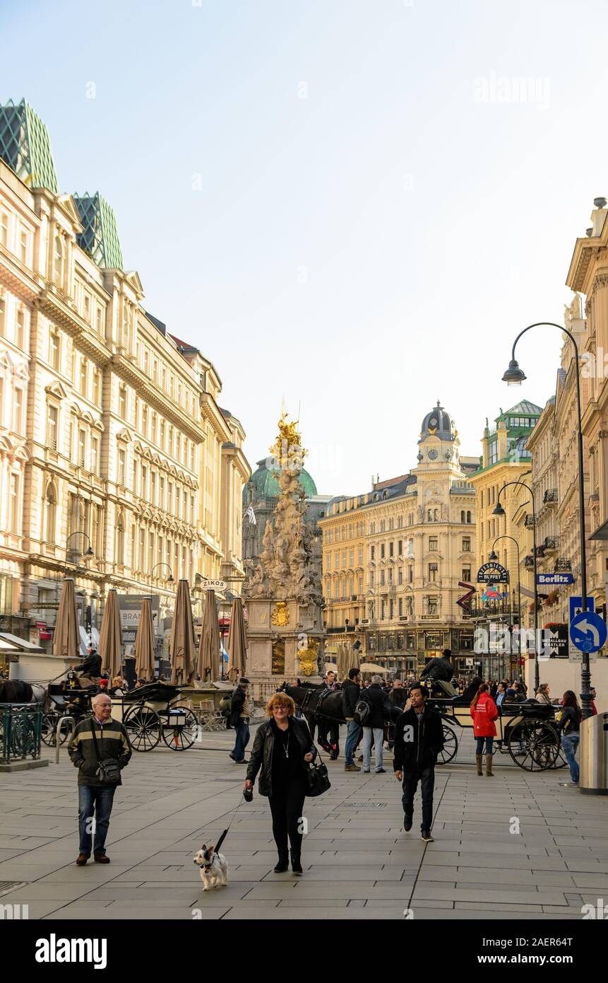 Persone che camminano in Graben San, città vecchia strada principale di Vienna, Austria. Foto Stock