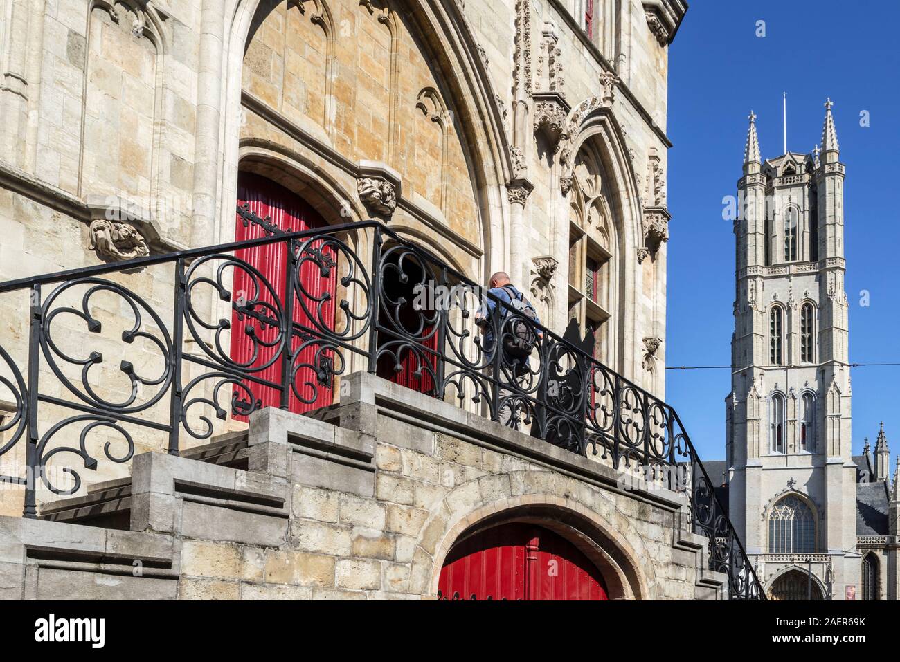 Ingresso alla Torre Campanaria e la torre della cattedrale di San Bavone / Sint-Baafs cattedrale / Sint Baafskathedraal nella città di Gand, Fiandre Orientali, Belgio Foto Stock