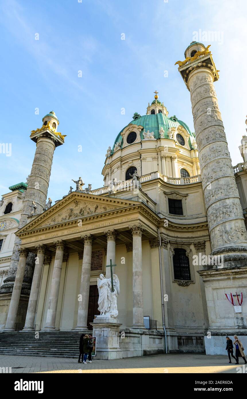 Vista in San Carlo, la Chiesa Karlskirchefamous meta turistica. Viaggiare in Europa Foto Stock