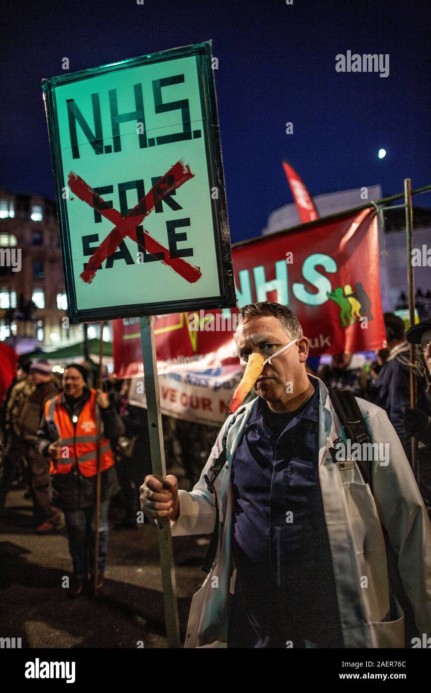 I dimostranti si riuniscono in Trafalgar Square contro la NATO il settantesimo anniversario vertice e Presidente USA Donald Trump's visita a Londra, Inghilterra, Regno Unito Foto Stock