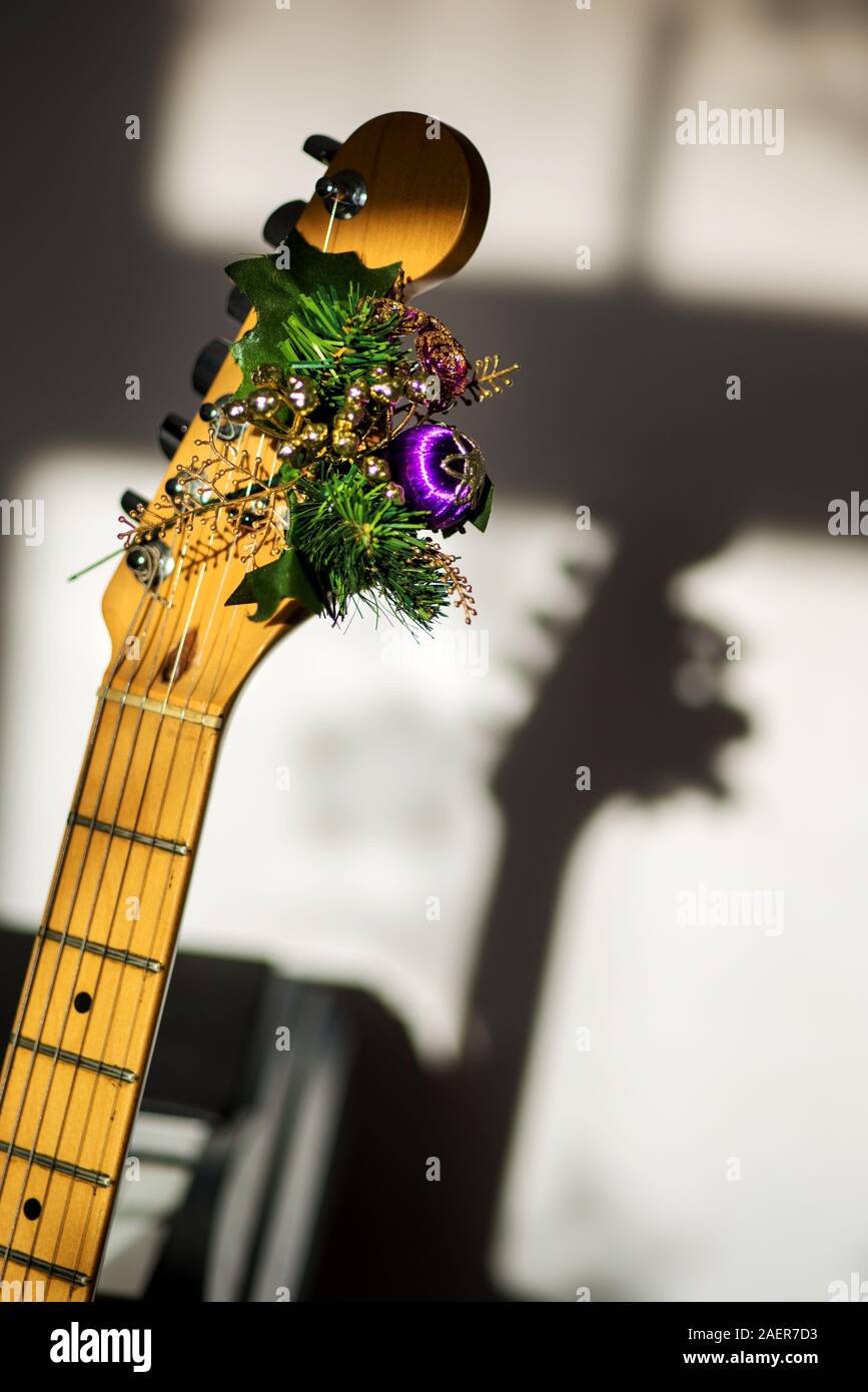 Posizionato sulla paletta di una chitarra per aggiungere un elemento di festa a concerti in tutto il periodo natalizio. Foto Stock