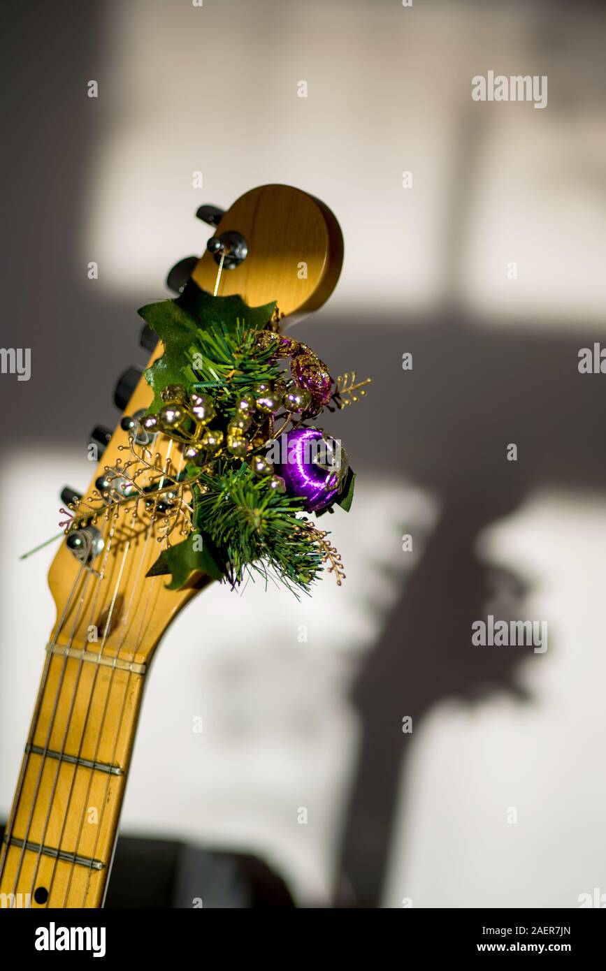 Posizionato sulla paletta di una chitarra per aggiungere un elemento di festa a concerti in tutto il periodo natalizio. Foto Stock