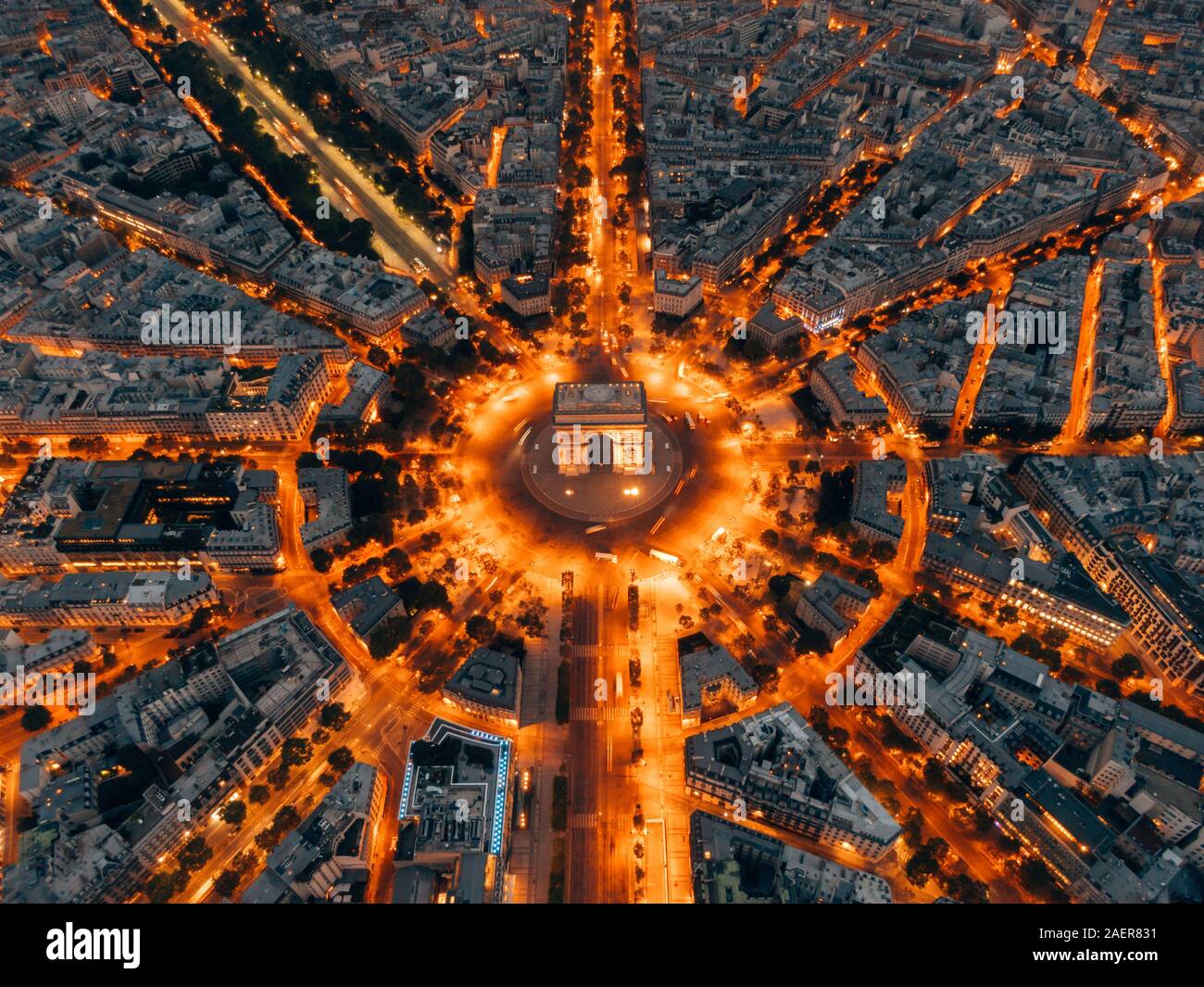Aereo dell'Arco di Trionfo a Parigi, Francia di notte Foto Stock