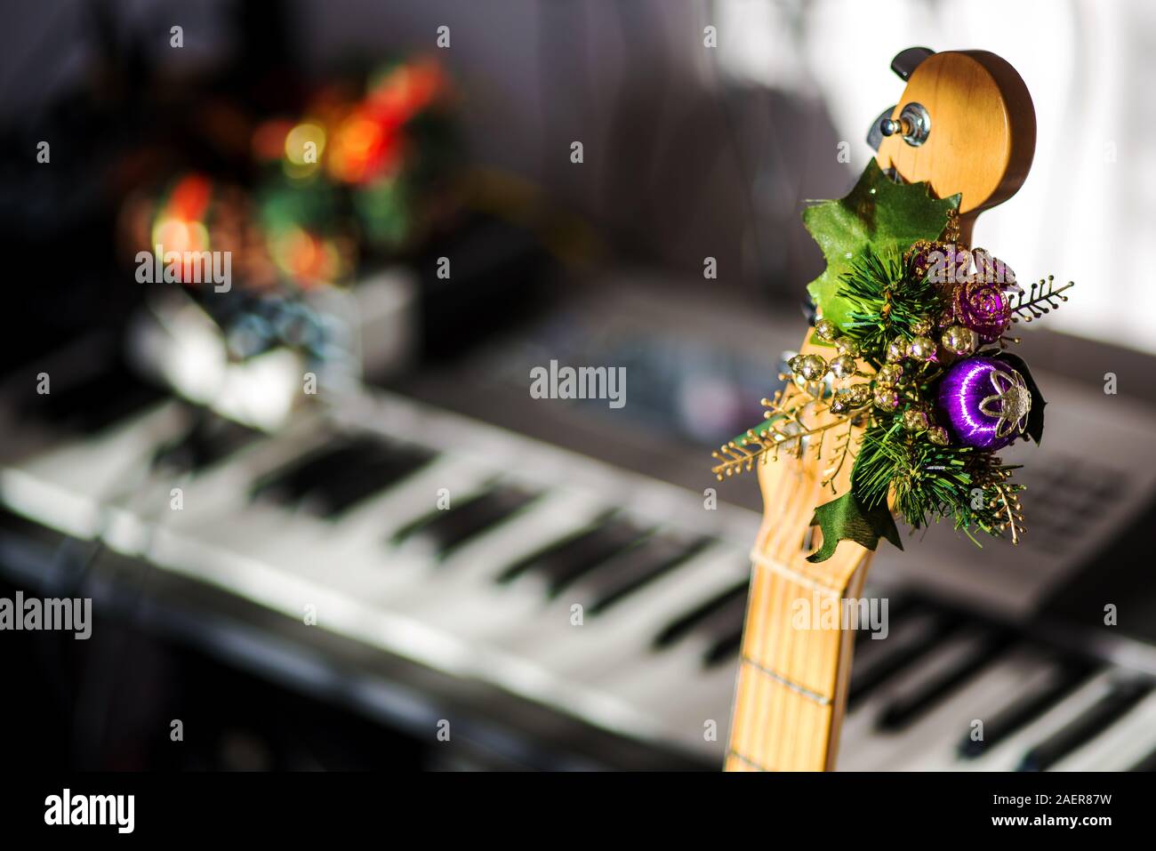 Posizionato sulla paletta di una chitarra per aggiungere un elemento di festa a concerti in tutto il periodo natalizio. Foto Stock