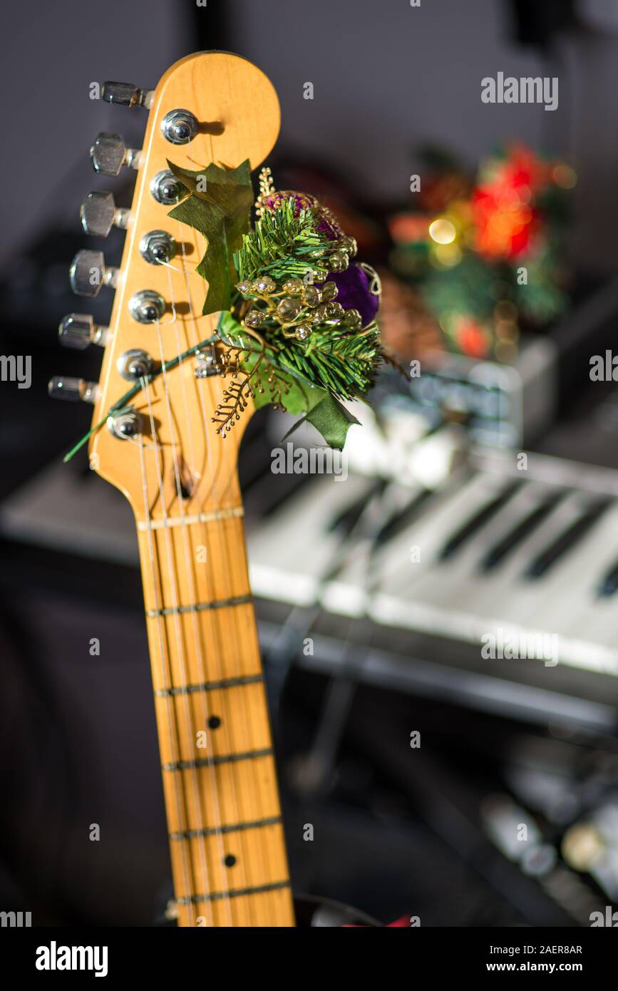 Posizionato sulla paletta di una chitarra per aggiungere un elemento di festa a concerti in tutto il periodo natalizio. Foto Stock