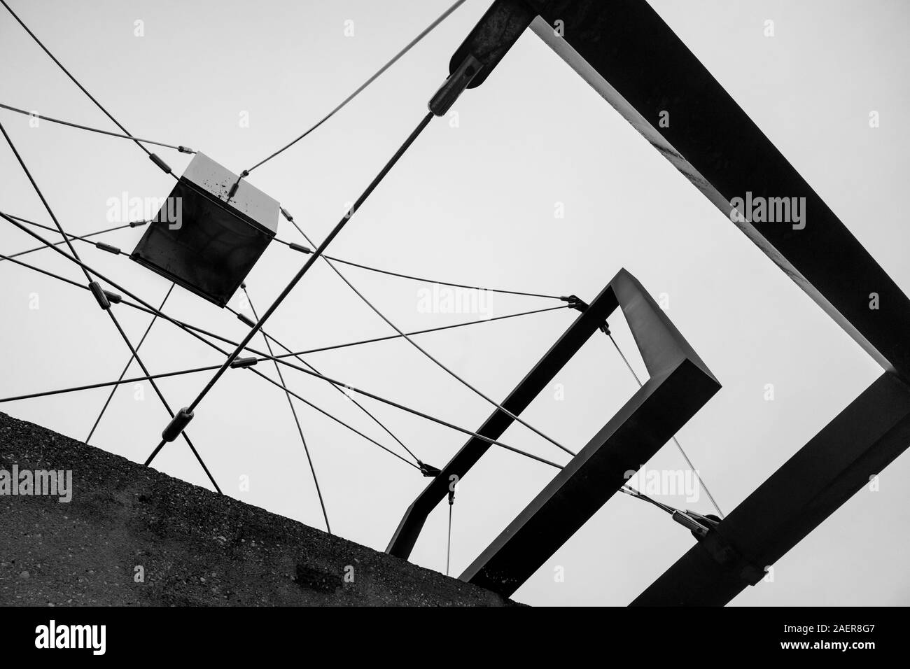 Vista verso l'alto della complessità dei cavi elettrici, Cuenca, Provincia Cuenca, Castilla La Mancha, in Spagna Foto Stock