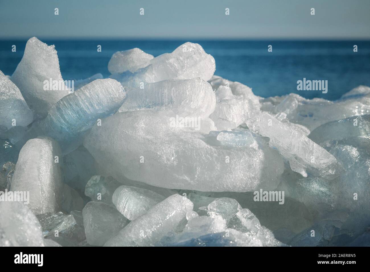 Close up dei pezzi rotti del mare di ghiaccio in corrispondenza di una costa Foto Stock