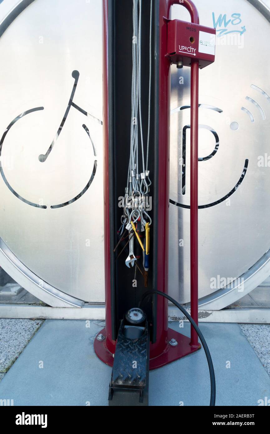 Strumenti a parcheggio per le biciclette al di fuori del rack stazione ferroviaria in Spagna. Foto Stock