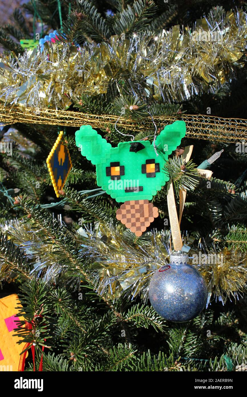 Divertimento, festosa albero di Natale ornamento a mano da un bambino di un verde faccia yoda Foto Stock