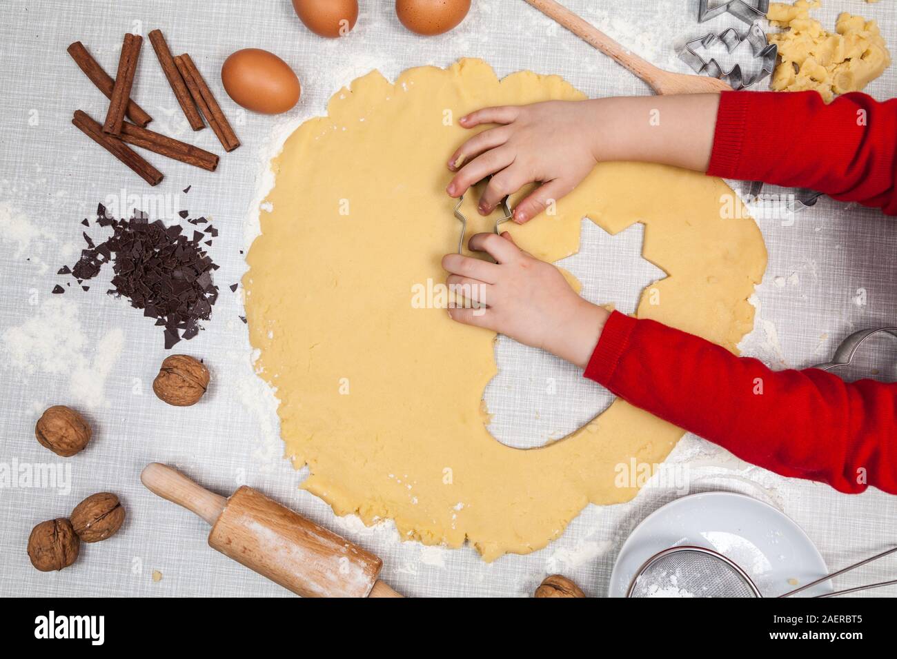 Bambino taglia fuori i cookie da impasti Foto Stock