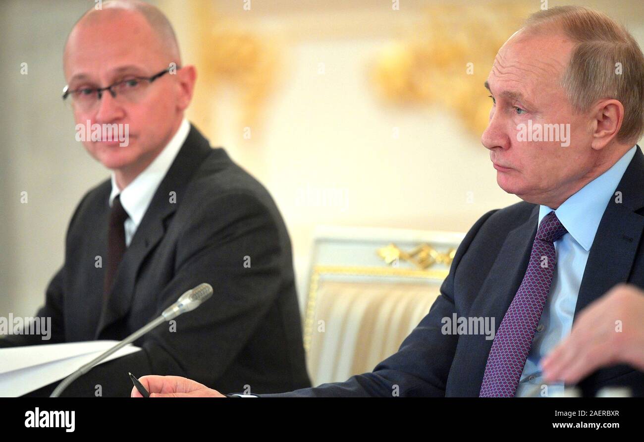 Mosca, Russia. 10 dicembre, 2019. Il presidente russo Vladimir Putin, e Primo Vice Capo del personale delle presidenziali ufficio esecutivo Sergei Kiriyenko, sinistra, durante il Consiglio presidenziale per la società civile e i diritti umani incontro presso il Cremlino Dicembre 10, 2019 a Mosca, in Russia. Credito: Alexei Druzhinin Cremlino/Piscina/Alamy Live News Foto Stock