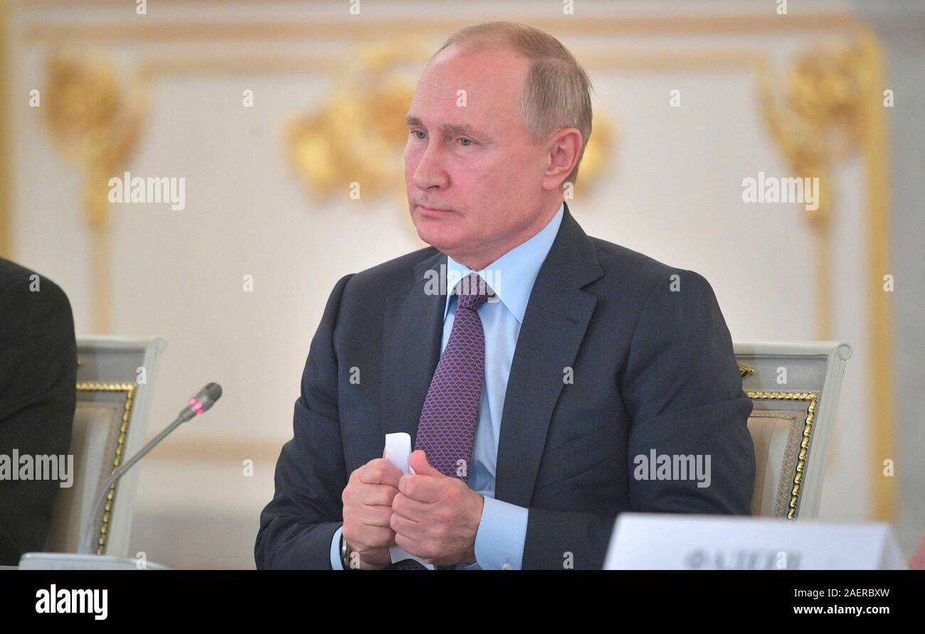 Mosca, Russia. 10 dicembre, 2019. Il presidente russo Vladimir Putin ascolta una domanda durante il Consiglio presidenziale per la società civile e i diritti umani incontro presso il Cremlino Dicembre 10, 2019 a Mosca, in Russia. Credito: Alexei Druzhinin Cremlino/Piscina/Alamy Live News Foto Stock