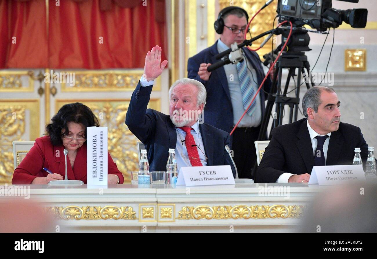 Mosca, Russia. 10 dicembre, 2019. Editor in Chief della Moskovsky Komsomolets quotidiano, testa della mosca Unione dei Giornalisti Pavel Gusev alza la mano per chiedere una domanda durante il Consiglio presidenziale per la società civile e i diritti umani incontro presso il Cremlino Dicembre 10, 2019 a Mosca, in Russia. Il segretario esecutivo del Consiglio per i Diritti Umani di San Pietroburgo Natalia Evdokimova è a sinistra. Credito: Alexei Druzhinin Cremlino/Piscina/Alamy Live News Foto Stock