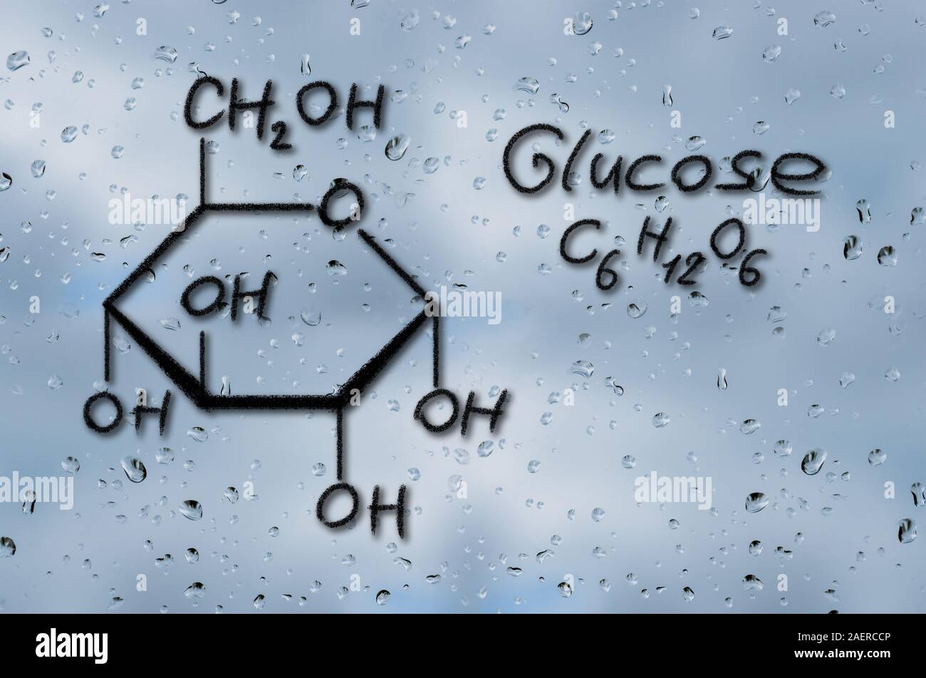 Il modello strutturale di glucosio disegnata sul vetro con gocce di pioggia Foto Stock