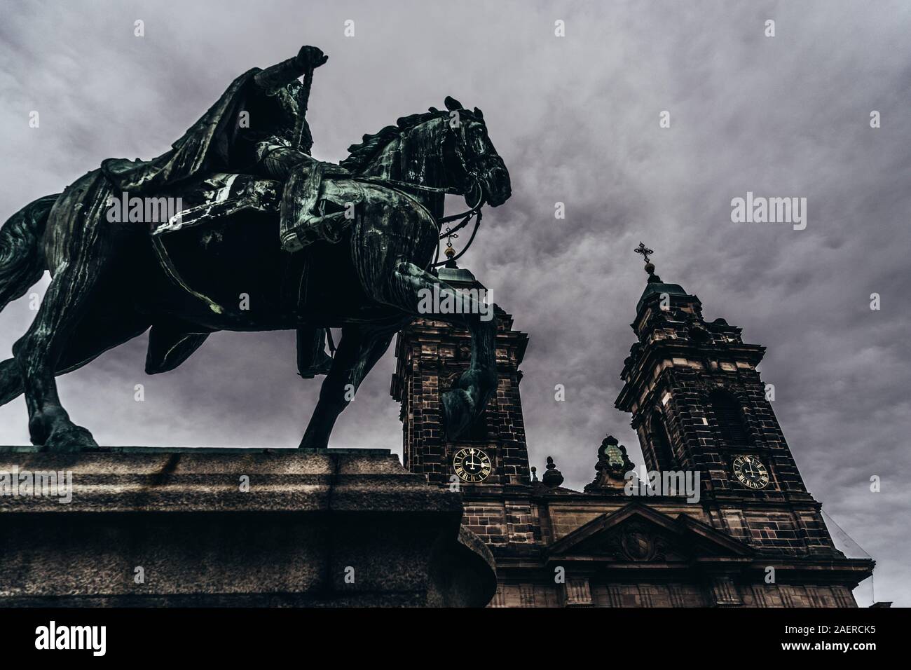 Aspetto drammatico cavaliere a cavallo di fronte alla chiesa Foto Stock