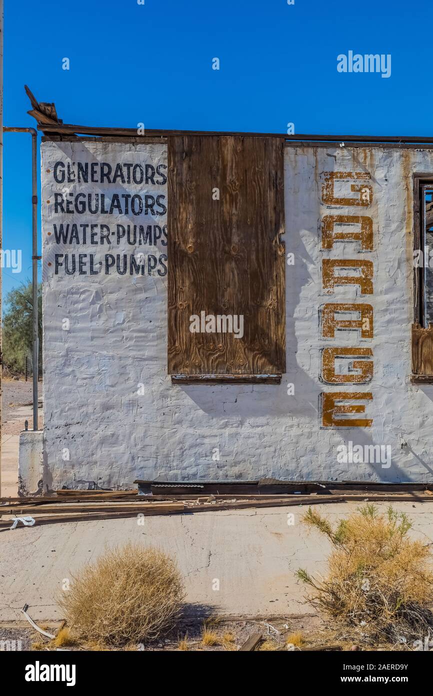 Le rovine di una vecchia stazione di servizio presso la città fantasma di Ludlow lungo il percorso 66 in California, Stati Uniti d'America [alcuna proprietà di rilascio; disponibile per licenze editoriali Foto Stock