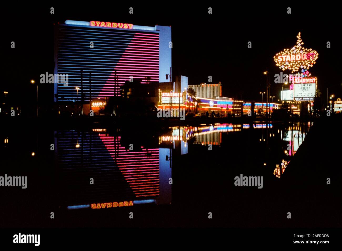 Las Vegas, Nevada, Stati Uniti d'America - Marzo 1992: Editoriale foto di archivio della Stardust Resort and Casino con la riflessione in una pozza di pioggia. Foto Stock