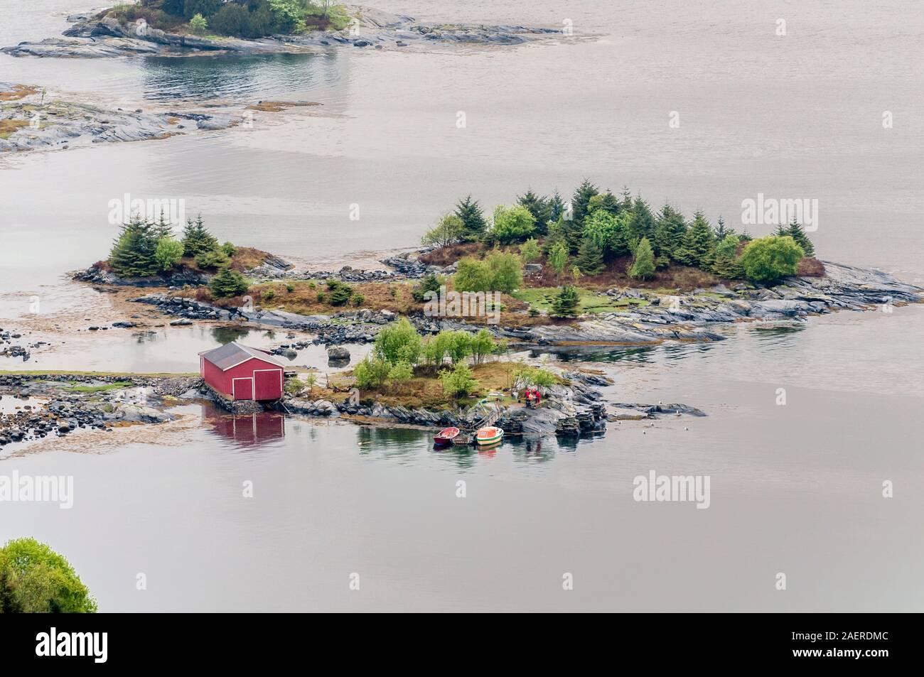 Piccola isola vicino alla riva, rosso capanna, pescatori, Stadlandet penisola, Norvegia Foto Stock