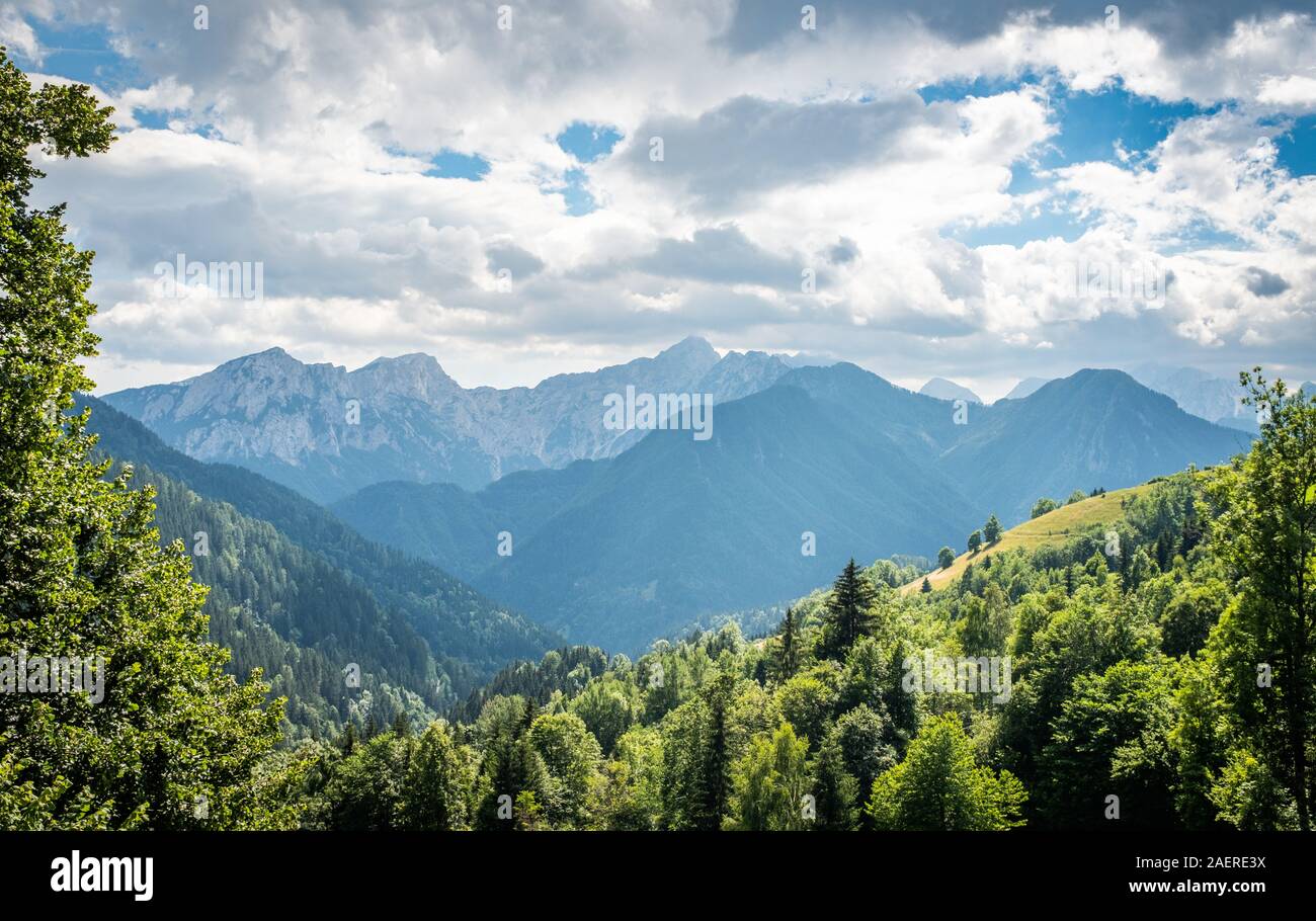 Vista da Podolševa su verdi colline a mountain range Kamnik-Savinja Alpi in Slovenia Foto Stock